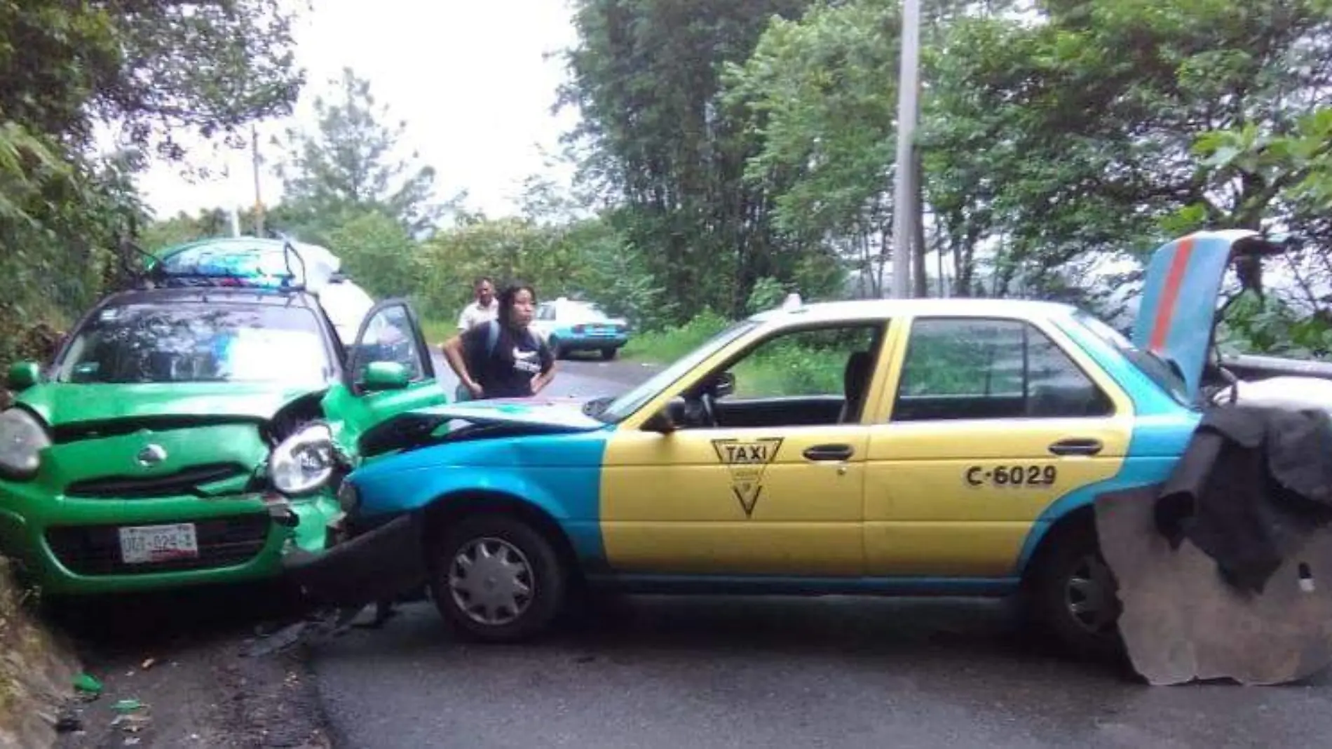 rehabilitan tramo carretero de Hueytamalco y tras apertura autos derrapan